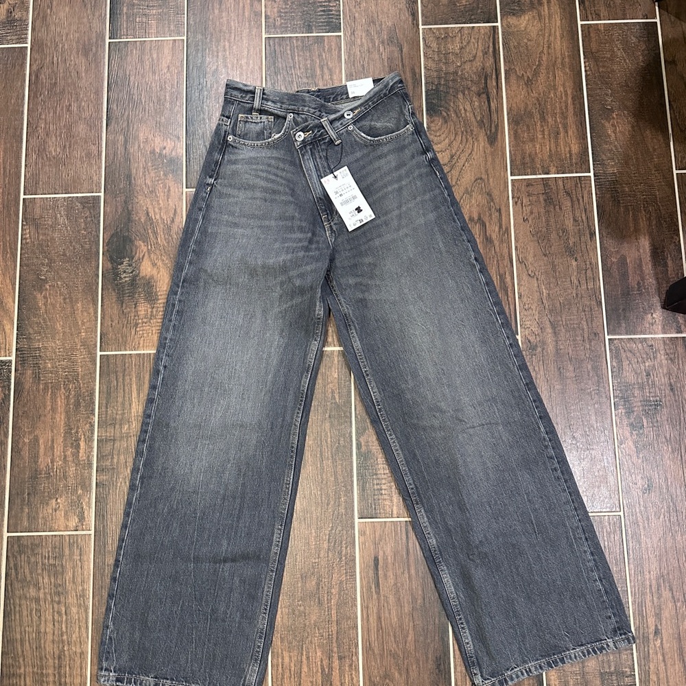 Zara women’s Charcoal Relaxed Jeans size 4 BNWT